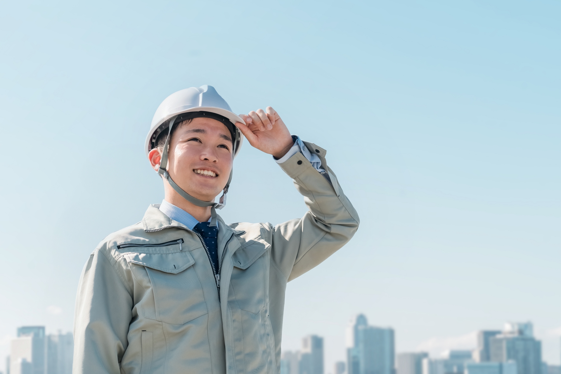 現場で丁寧に作業する株式会社MS設備設計のスタッフ